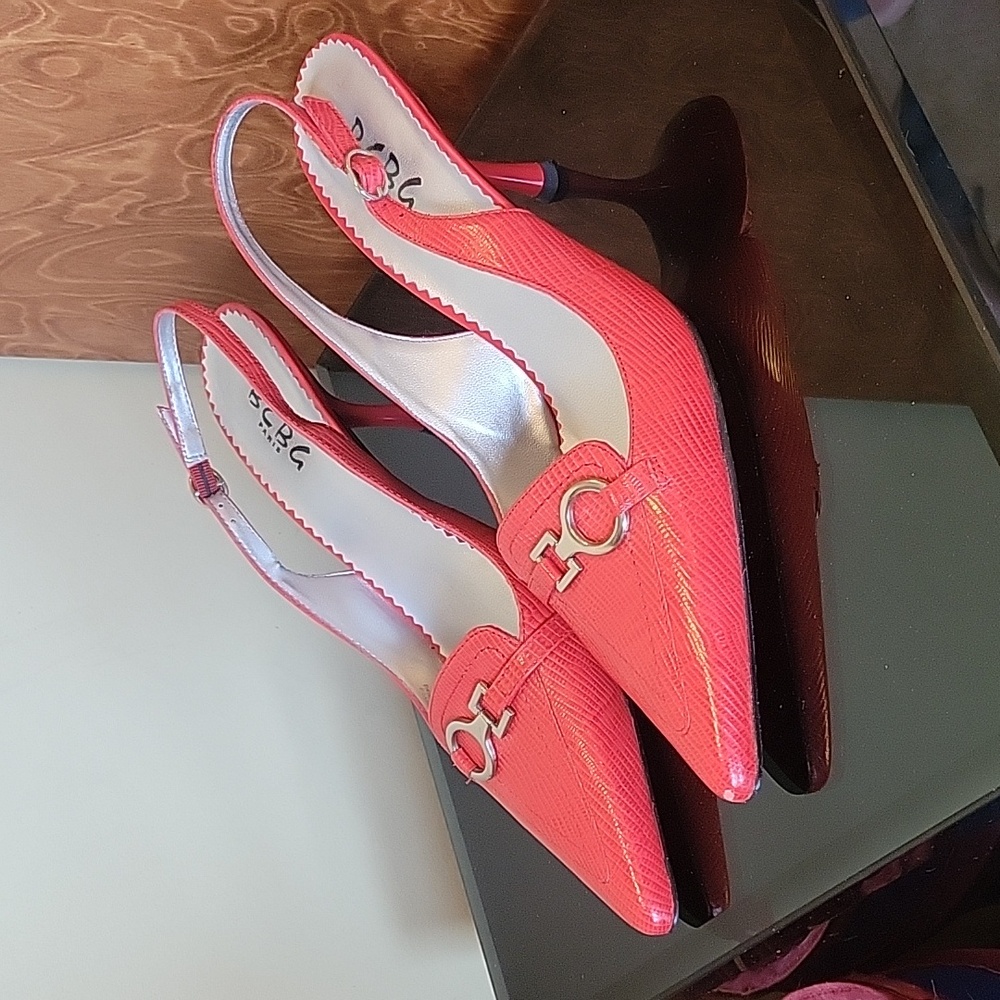 BCBG PARIS slingback shoes with decorative buckle in Red